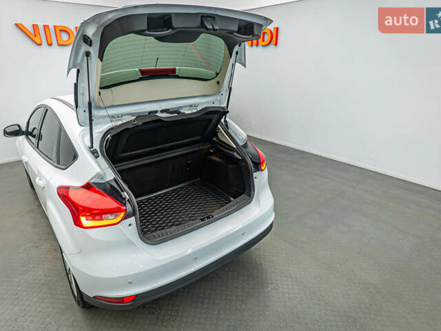 Белый Форд Фокус, объемом двигателя 1 л и пробегом 80 тыс. км за 10367 $, фото 6 на Automoto.ua