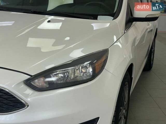 Білий Форд Фокус, об'ємом двигуна 2 л та пробігом 200 тис. км за 7990 $, фото 4 на Automoto.ua