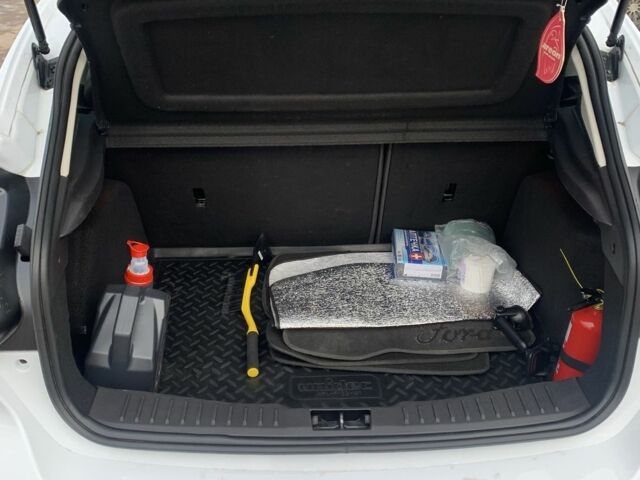 Белый Форд Фокус, объемом двигателя 1.6 л и пробегом 90 тыс. км за 10132 $, фото 7 на Automoto.ua