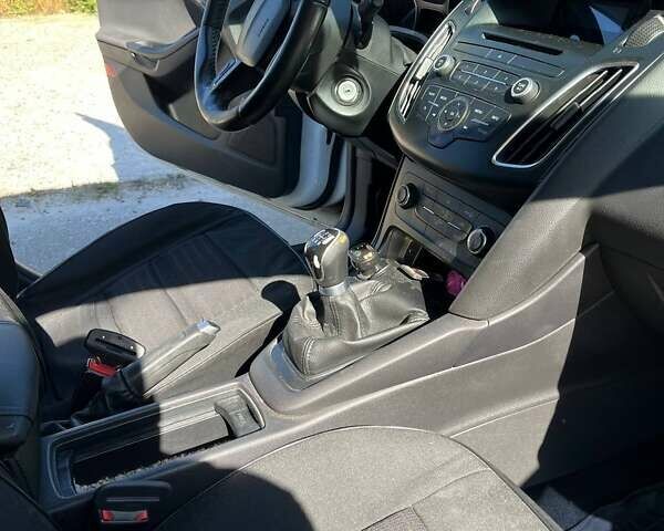 Форд Фокус 2015 у Києві на Automoto.ua Білий Форд Фокус, об'ємом двигуна 1 л та пробігом 175 тис. км за 6300 $, фото 10 на Automoto.ua