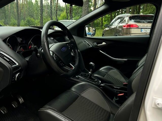 Белый Форд Фокус, объемом двигателя 2 л и пробегом 162 тыс. км за 10900 $, фото 5 на Automoto.ua