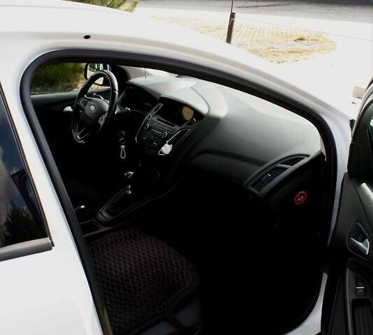 Белый Форд Фокус, объемом двигателя 1 л и пробегом 115 тыс. км за 9000 $, фото 11 на Automoto.ua