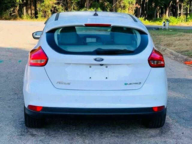 Белый Форд Фокус, объемом двигателя 0 л и пробегом 74 тыс. км за 2500 $, фото 6 на Automoto.ua