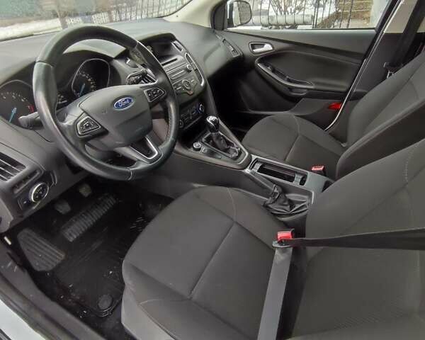 Белый Форд Фокус, объемом двигателя 1 л и пробегом 132 тыс. км за 6900 $, фото 6 на Automoto.ua