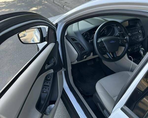 Білий Форд Фокус, об'ємом двигуна 2 л та пробігом 230 тис. км за 6000 $, фото 1 на Automoto.ua