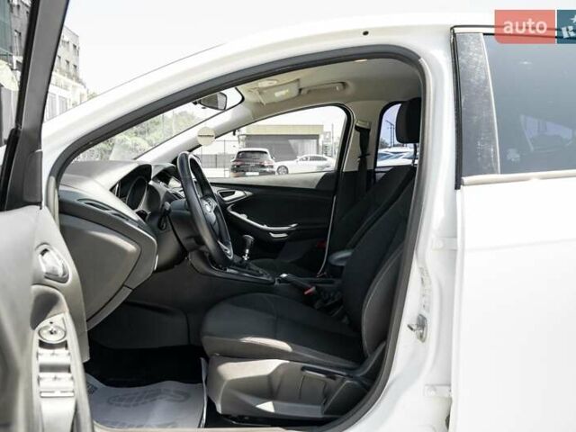 Белый Форд Фокус, объемом двигателя 1 л и пробегом 191 тыс. км за 8700 $, фото 15 на Automoto.ua