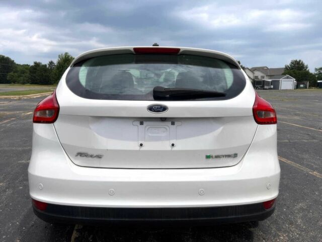 Белый Форд Фокус, объемом двигателя 0 л и пробегом 70 тыс. км за 2500 $, фото 3 на Automoto.ua