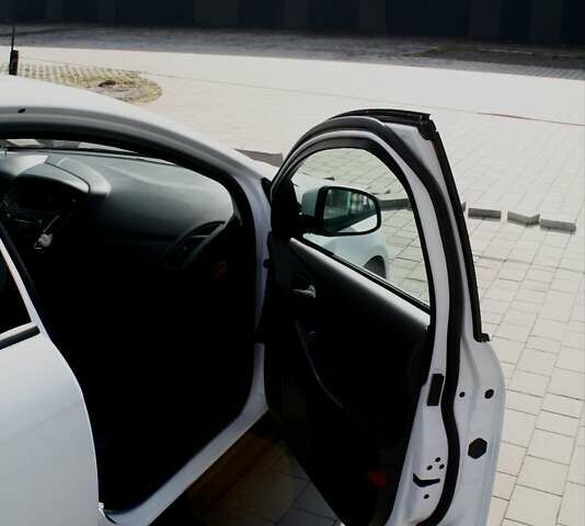 Белый Форд Фокус, объемом двигателя 1 л и пробегом 115 тыс. км за 9000 $, фото 10 на Automoto.ua