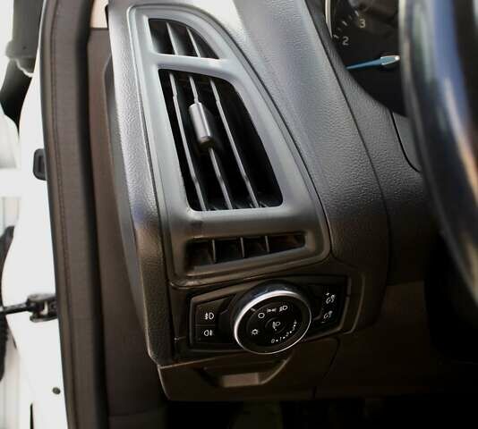 Белый Форд Фокус, объемом двигателя 1 л и пробегом 115 тыс. км за 9000 $, фото 14 на Automoto.ua