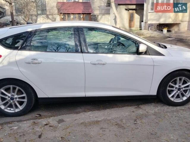 Белый Форд Фокус, объемом двигателя 2 л и пробегом 237 тыс. км за 7000 $, фото 3 на Automoto.ua