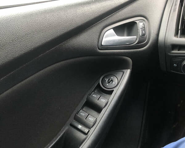 Белый Форд Фокус, объемом двигателя 2 л и пробегом 297 тыс. км за 7500 $, фото 8 на Automoto.ua