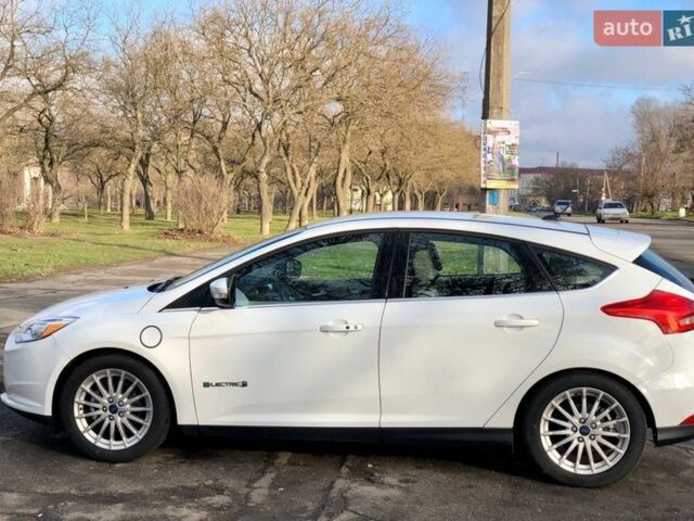 Білий Форд Фокус, об'ємом двигуна 1.8 л та пробігом 60 тис. км за 10000 $, фото 4 на Automoto.ua