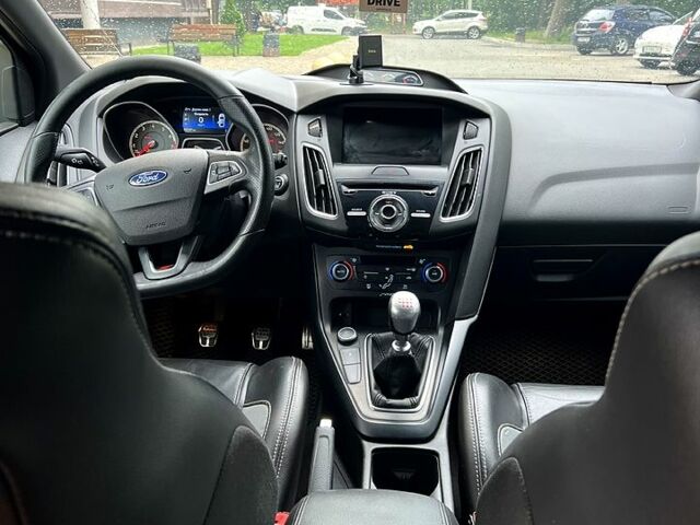 Белый Форд Фокус, объемом двигателя 2 л и пробегом 162 тыс. км за 10900 $, фото 7 на Automoto.ua