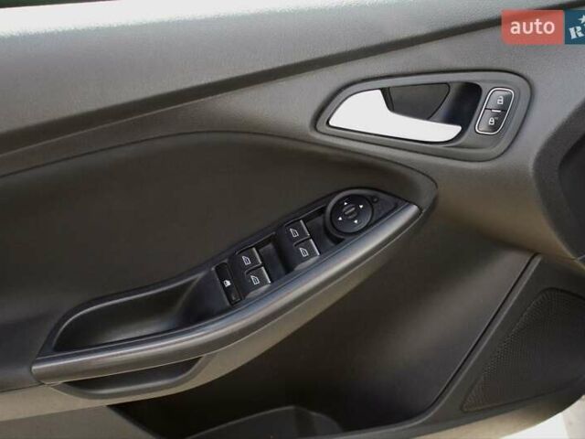 Белый Форд Фокус, объемом двигателя 1 л и пробегом 115 тыс. км за 9000 $, фото 15 на Automoto.ua