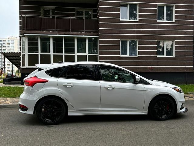 Белый Форд Фокус, объемом двигателя 2 л и пробегом 162 тыс. км за 10900 $, фото 1 на Automoto.ua