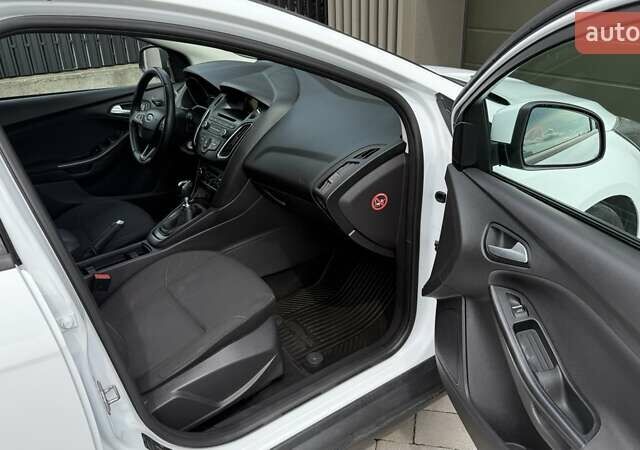 Форд Фокус 2016 у Чернівцях на Automoto.ua Білий Форд Фокус, об'ємом двигуна 1 л та пробігом 190 тис. км за 7600 $, фото 11 на Automoto.ua