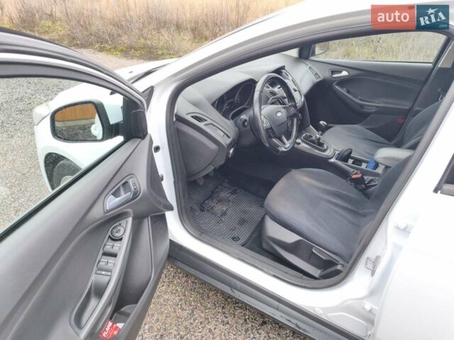 Белый Форд Фокус, объемом двигателя 1 л и пробегом 212 тыс. км за 7000 $, фото 11 на Automoto.ua