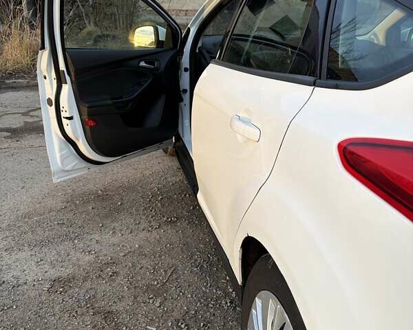 Белый Форд Фокус, объемом двигателя 1 л и пробегом 150 тыс. км за 7500 $, фото 11 на Automoto.ua