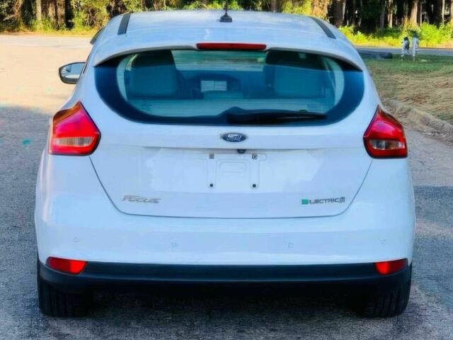 Белый Форд Фокус, объемом двигателя 0 л и пробегом 80 тыс. км за 7900 $, фото 5 на Automoto.ua