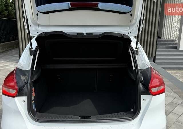 Форд Фокус 2016 у Чернівцях на Automoto.ua Білий Форд Фокус, об'ємом двигуна 1 л та пробігом 190 тис. км за 7600 $, фото 6 на Automoto.ua