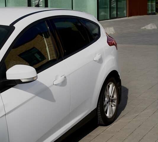 Белый Форд Фокус, объемом двигателя 1 л и пробегом 115 тыс. км за 9000 $, фото 4 на Automoto.ua