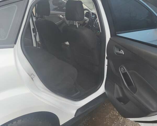 Белый Форд Фокус, объемом двигателя 1.5 л и пробегом 216 тыс. км за 9500 $, фото 9 на Automoto.ua