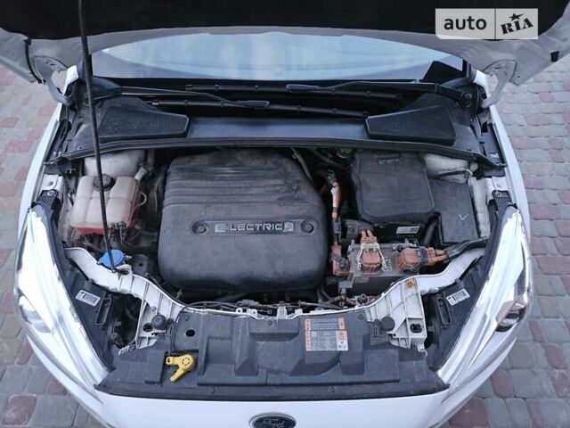 Білий Форд Фокус, об'ємом двигуна 0 л та пробігом 79 тис. км за 7200 $, фото 1 на Automoto.ua