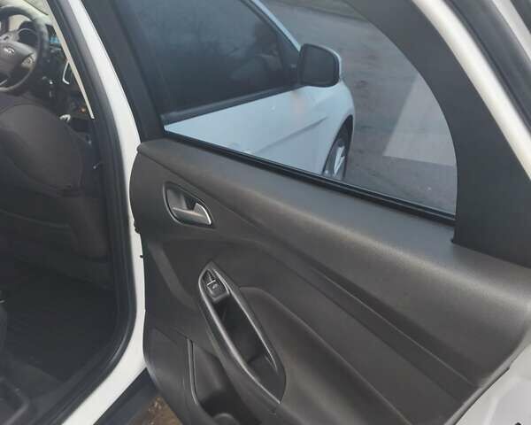 Белый Форд Фокус, объемом двигателя 1.5 л и пробегом 216 тыс. км за 9500 $, фото 10 на Automoto.ua