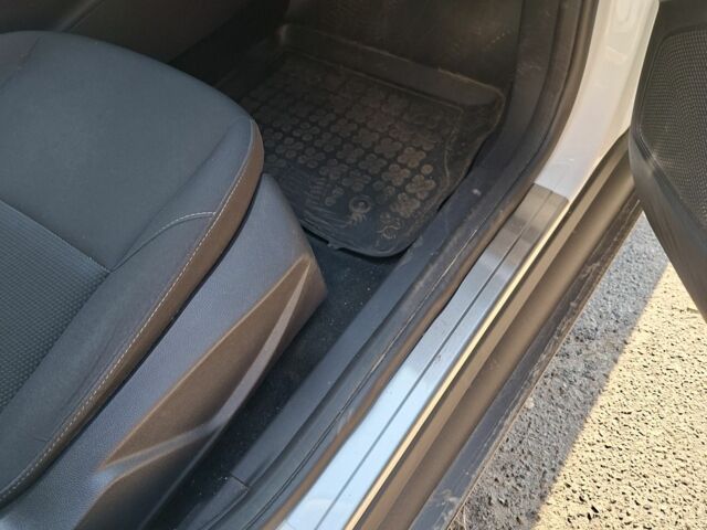 Белый Форд Фокус, объемом двигателя 1 л и пробегом 108 тыс. км за 9200 $, фото 16 на Automoto.ua