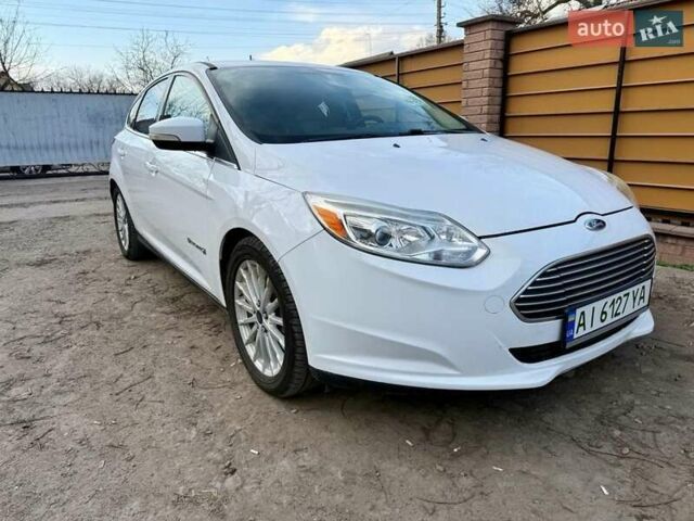 Белый Форд Фокус, объемом двигателя 0 л и пробегом 147 тыс. км за 8000 $, фото 1 на Automoto.ua