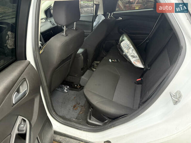 Белый Форд Фокус, объемом двигателя 2 л и пробегом 230 тыс. км за 3000 $, фото 4 на Automoto.ua