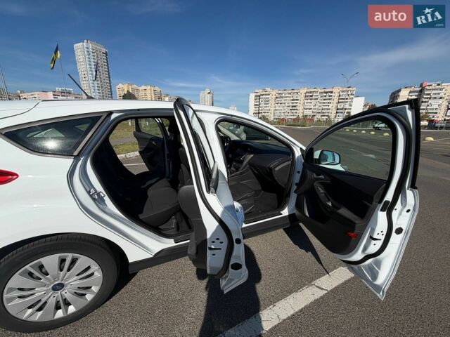 Белый Форд Фокус, объемом двигателя 1.5 л и пробегом 74 тыс. км за 12000 $, фото 14 на Automoto.ua