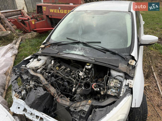 Белый Форд Фокус, объемом двигателя 2 л и пробегом 230 тыс. км за 3000 $, фото 9 на Automoto.ua