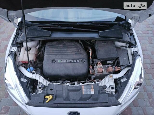 Білий Форд Фокус, об'ємом двигуна 0 л та пробігом 79 тис. км за 7200 $, фото 12 на Automoto.ua