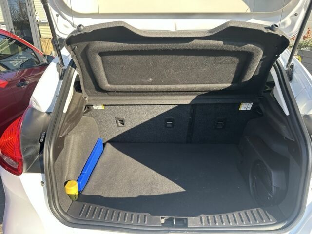 Белый Форд Фокус, объемом двигателя 2 л и пробегом 158 тыс. км за 8800 $, фото 7 на Automoto.ua