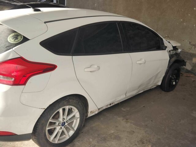 Білий Форд Фокус, об'ємом двигуна 2 л та пробігом 200 тис. км за 3200 $, фото 1 на Automoto.ua