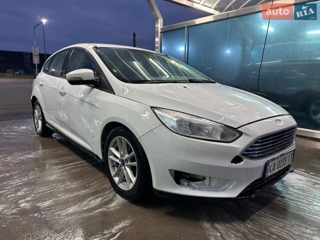 Белый Форд Фокус, объемом двигателя 2 л и пробегом 235 тыс. км за 5500 $, фото 2 на Automoto.ua