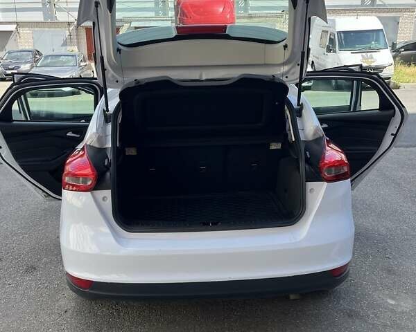 Белый Форд Фокус, объемом двигателя 2 л и пробегом 75 тыс. км за 10500 $, фото 5 на Automoto.ua