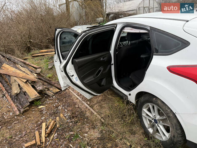 Белый Форд Фокус, объемом двигателя 2 л и пробегом 230 тыс. км за 3000 $, фото 6 на Automoto.ua