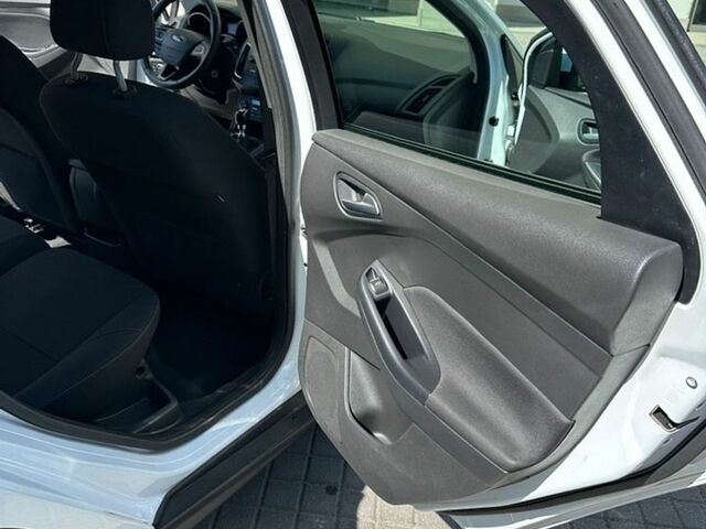 Білий Форд Фокус, об'ємом двигуна 1 л та пробігом 123 тис. км за 7500 $, фото 9 на Automoto.ua