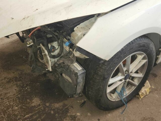 Белый Форд Фокус, объемом двигателя 2 л и пробегом 200 тыс. км за 3700 $, фото 4 на Automoto.ua