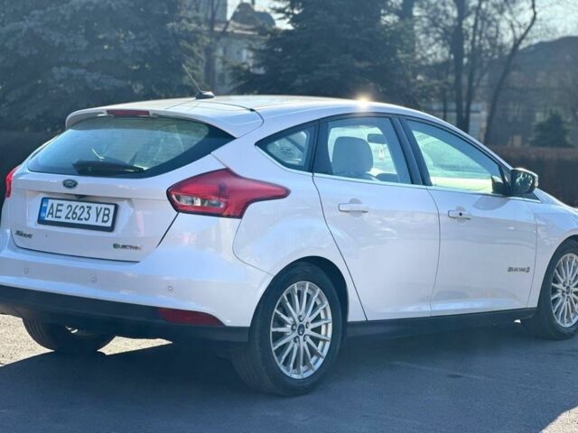Белый Форд Фокус, объемом двигателя 0 л и пробегом 137 тыс. км за 8700 $, фото 2 на Automoto.ua