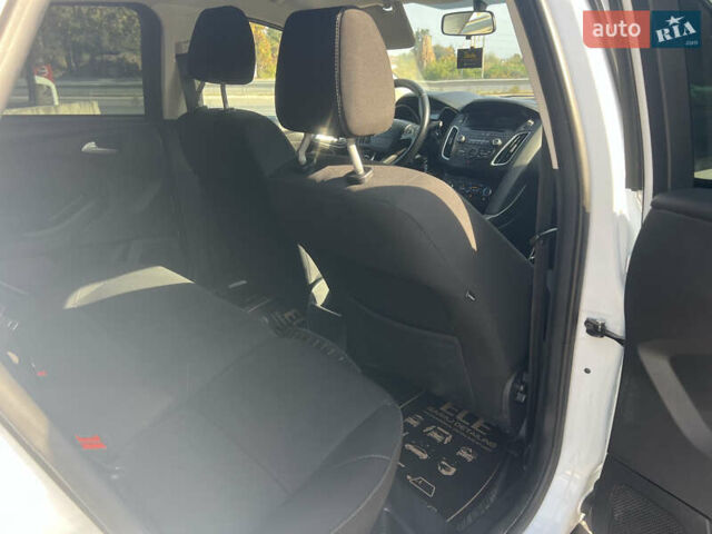 Белый Форд Фокус, объемом двигателя 1.6 л и пробегом 240 тыс. км за 6500 $, фото 6 на Automoto.ua