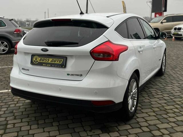 Белый Форд Фокус, объемом двигателя 0 л и пробегом 136 тыс. км за 11800 $, фото 6 на Automoto.ua