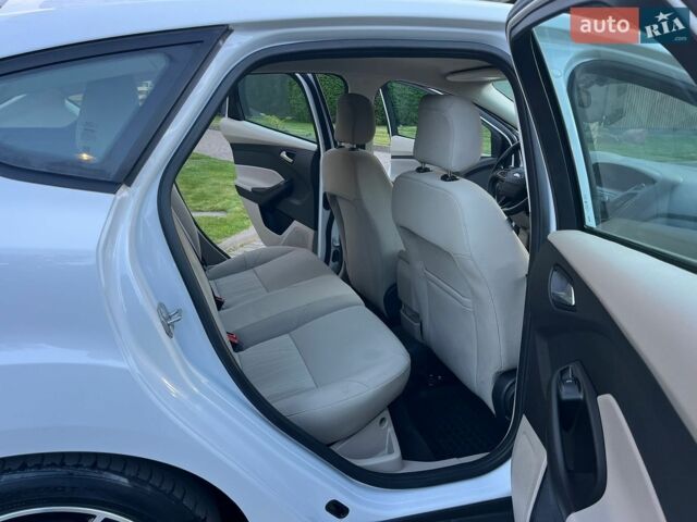 Білий Форд Фокус, об'ємом двигуна 2 л та пробігом 87 тис. км за 8500 $, фото 9 на Automoto.ua