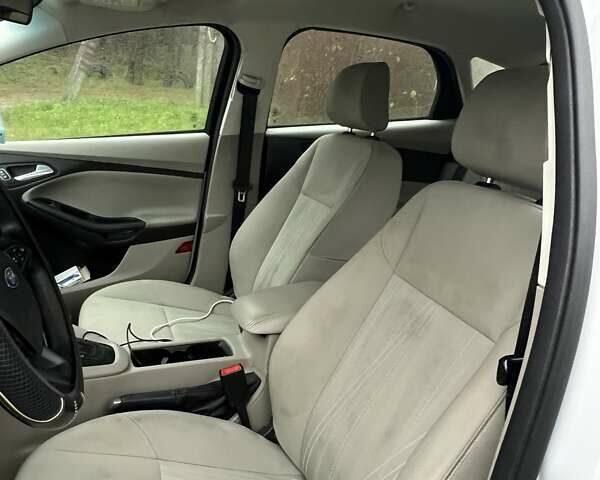 Белый Форд Фокус, объемом двигателя 2 л и пробегом 141 тыс. км за 8000 $, фото 4 на Automoto.ua