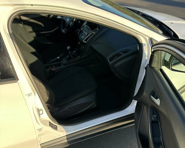 Белый Форд Фокус, объемом двигателя 1.6 л и пробегом 131 тыс. км за 9200 $, фото 7 на Automoto.ua