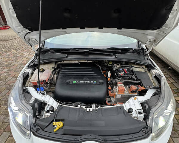 Белый Форд Фокус, объемом двигателя 0 л и пробегом 74 тыс. км за 9999 $, фото 106 на Automoto.ua