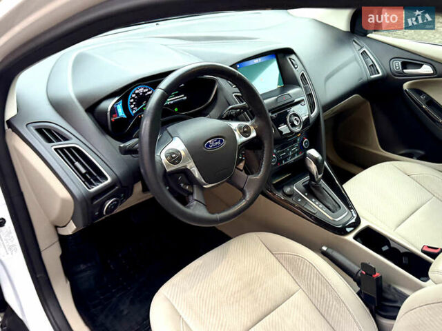 Белый Форд Фокус, объемом двигателя 0 л и пробегом 74 тыс. км за 9999 $, фото 57 на Automoto.ua