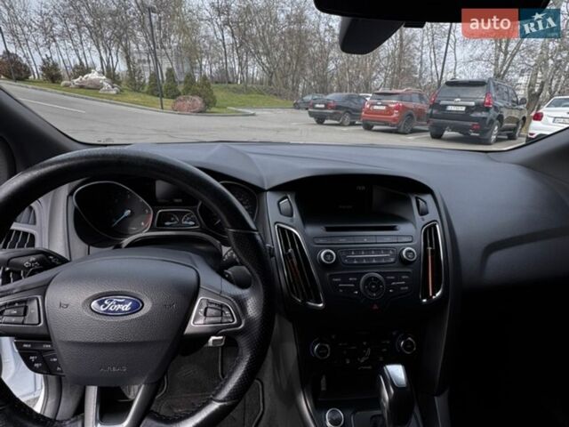 Белый Форд Фокус, объемом двигателя 1.5 л и пробегом 142 тыс. км за 15000 $, фото 19 на Automoto.ua
